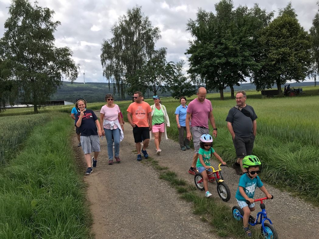 Ein Teil der Gruppe auf dem Weg zur alten Eiche